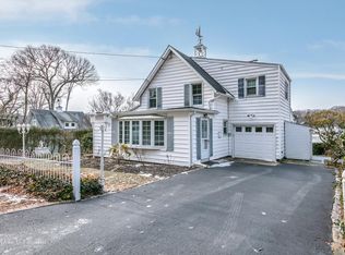 85 Prospect Rd, Centerport, NY 11721