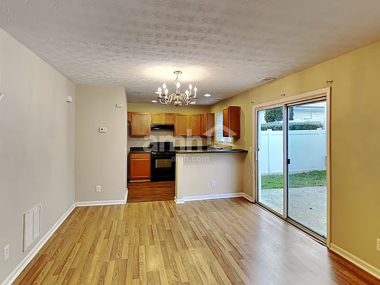 930 W Oaks Dr — Photo 5