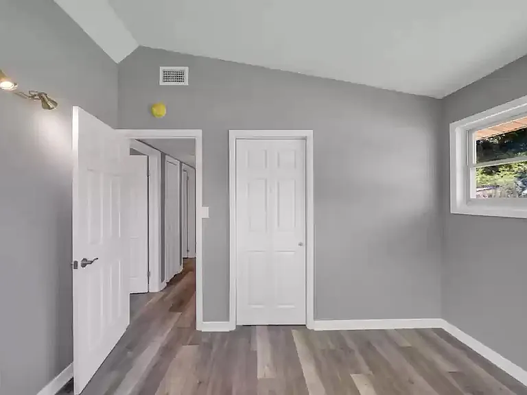 360 Chicago Ave — Photo 14