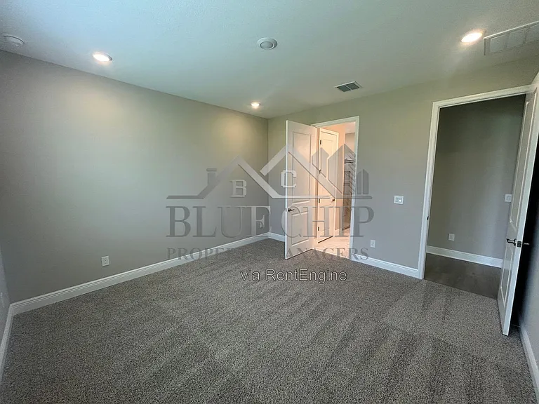 1008 British Cir — Photo 13