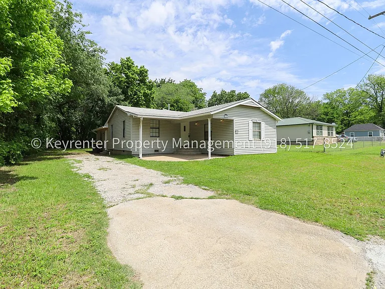 504 W Chestnut St — Photo 3
