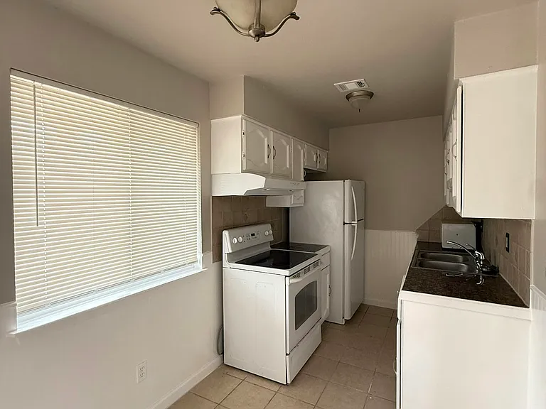 1690 Hofheinz St #B1 — Photo 3
