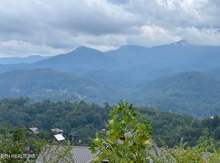 951 Wiley Oakley Dr, Gatlinburg, TN 37738