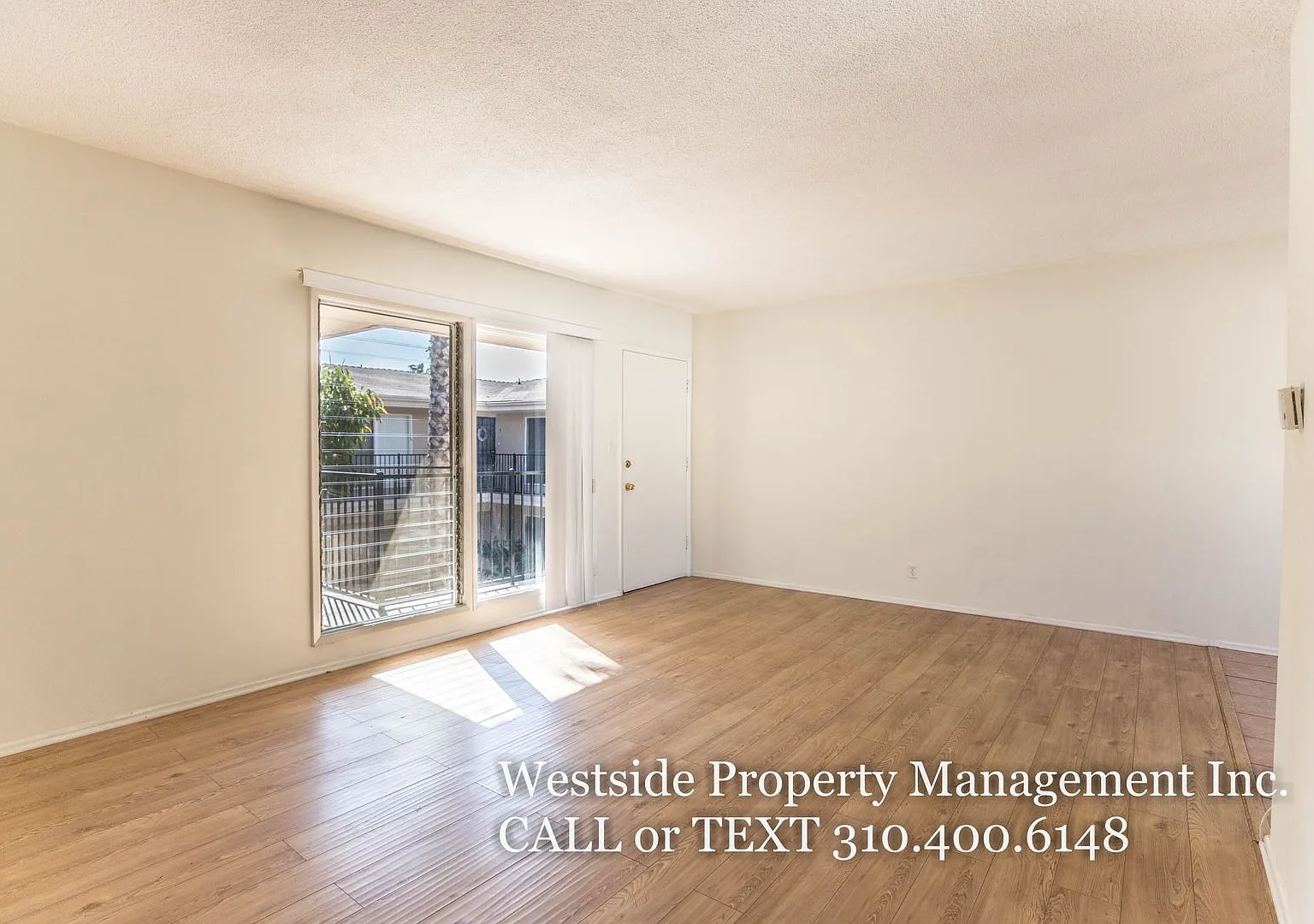 1555 S Hayworth Ave — Photo 4