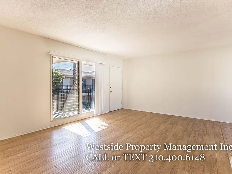 1555 S Hayworth Ave #11 — Photo 2