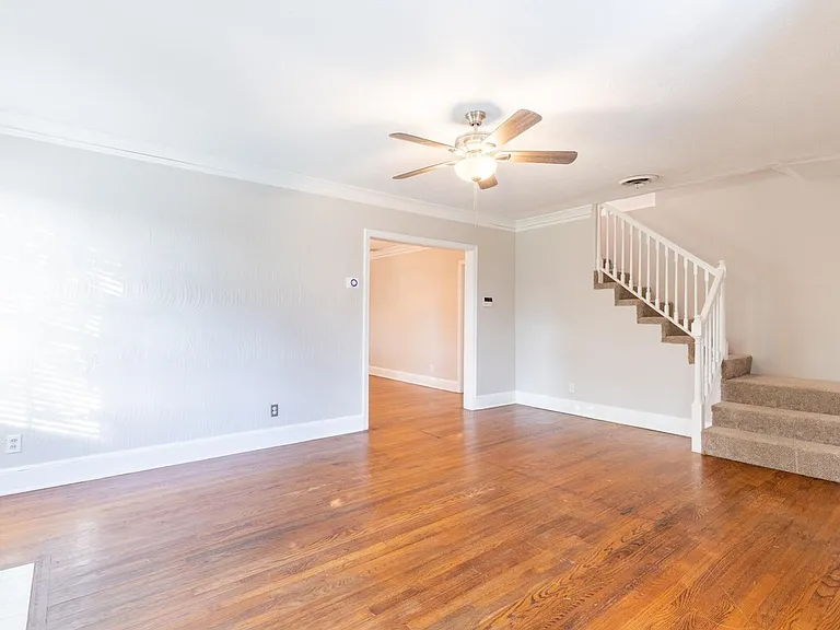 380 Holmes Cir — Photo 14