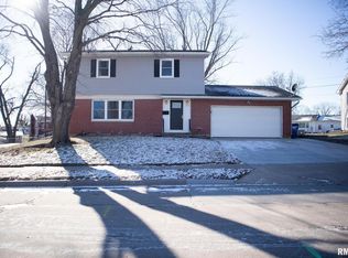 611 Scenic Dr, Clinton, IA