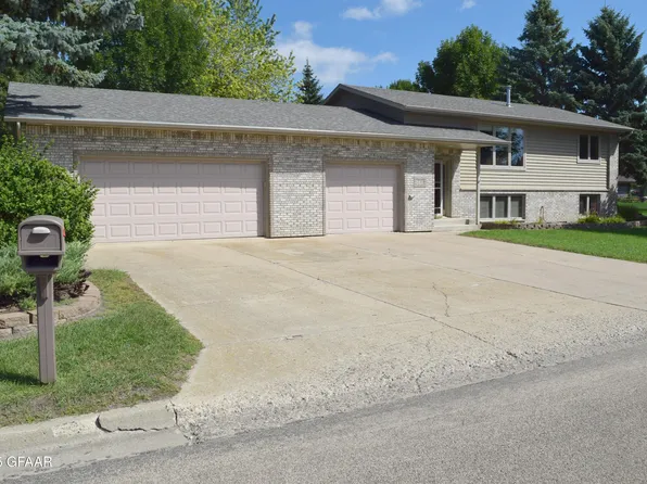 1220 5th Ave NE, Devils Lake, ND 58301