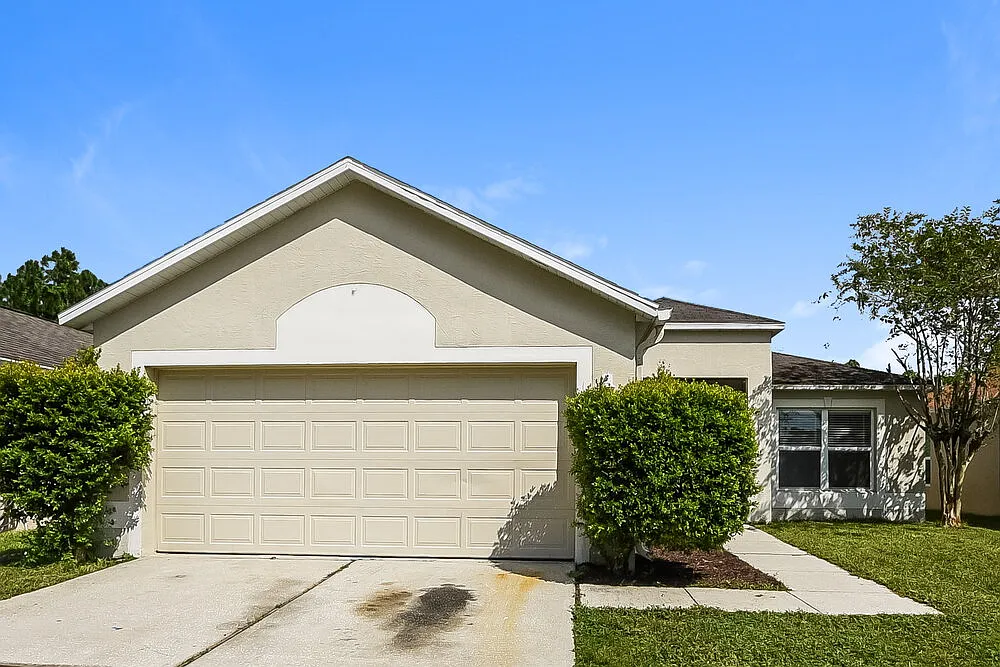 3 bed, 2.0 bath, 1264 sqft, $2,055 — Photo 1