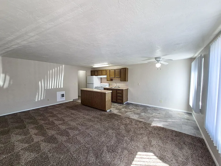 Colonial Apartments — Photo 19