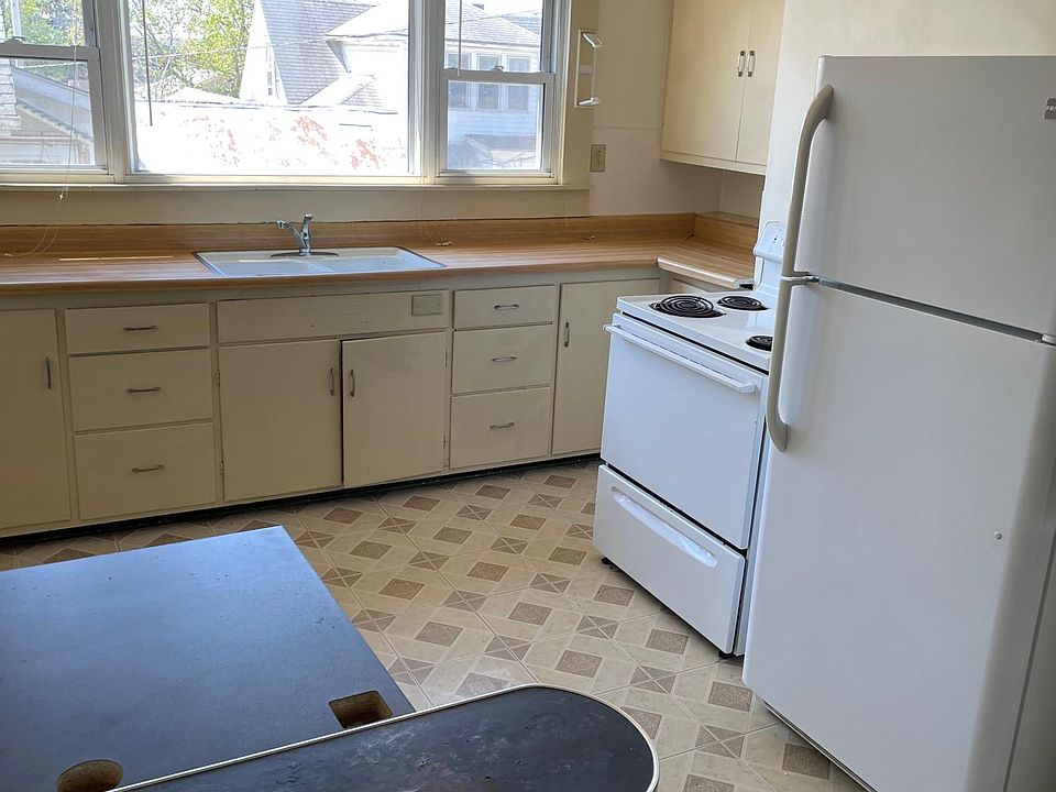 2nd image of 312 1/2 Harrison St #1