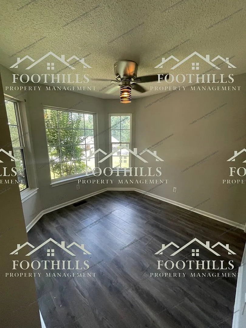 3 bed, 2.0 bath, 1300 sqft, $1,625 — Photo 3