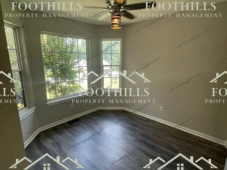 129 Ashton Ln — Photo 3