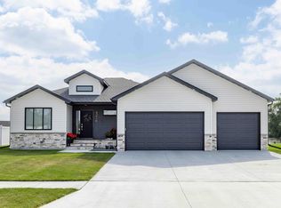 4216 Pine Pkwy S, Fargo, ND 58104