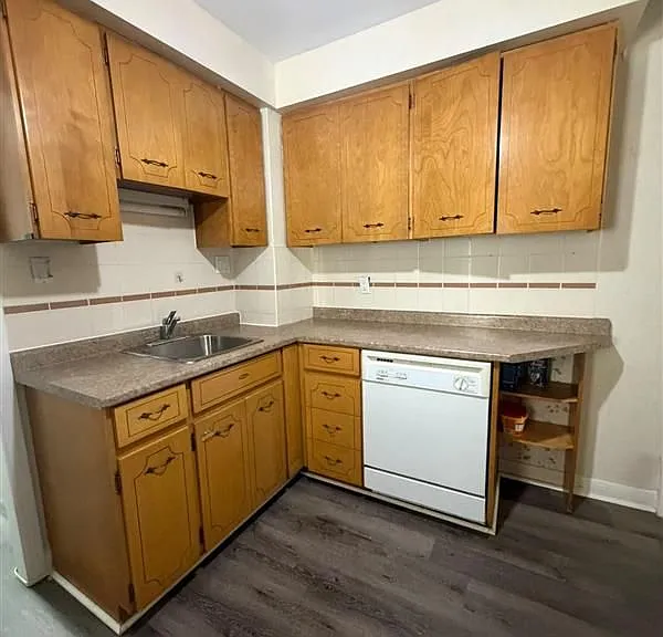 47 Eastman Ave — Photo 8