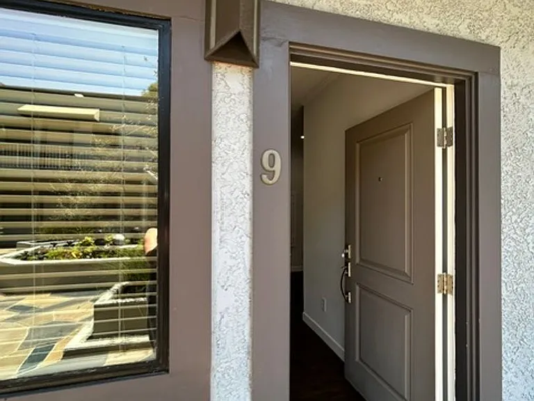 6337 Primrose Ave — Photo 3
