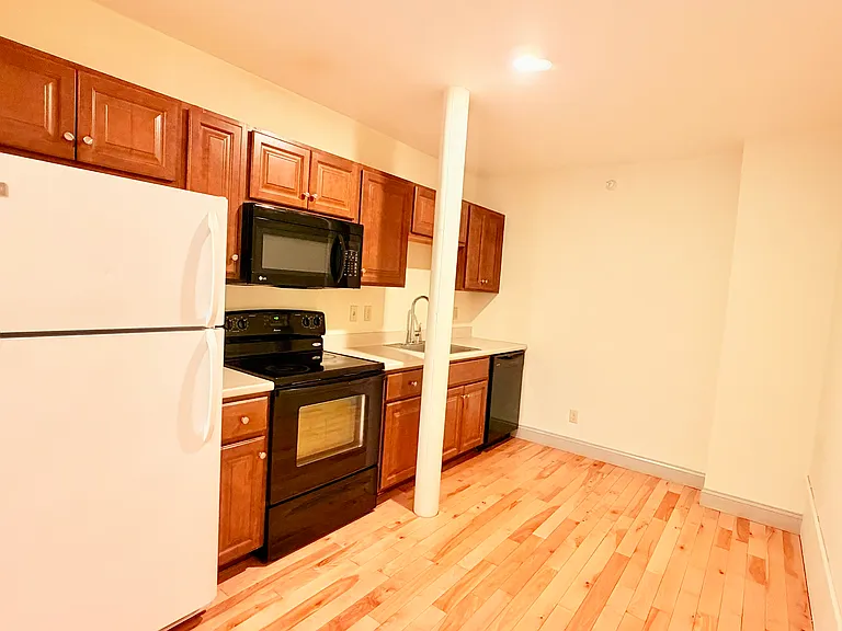 191 College St #203 — Photo 23