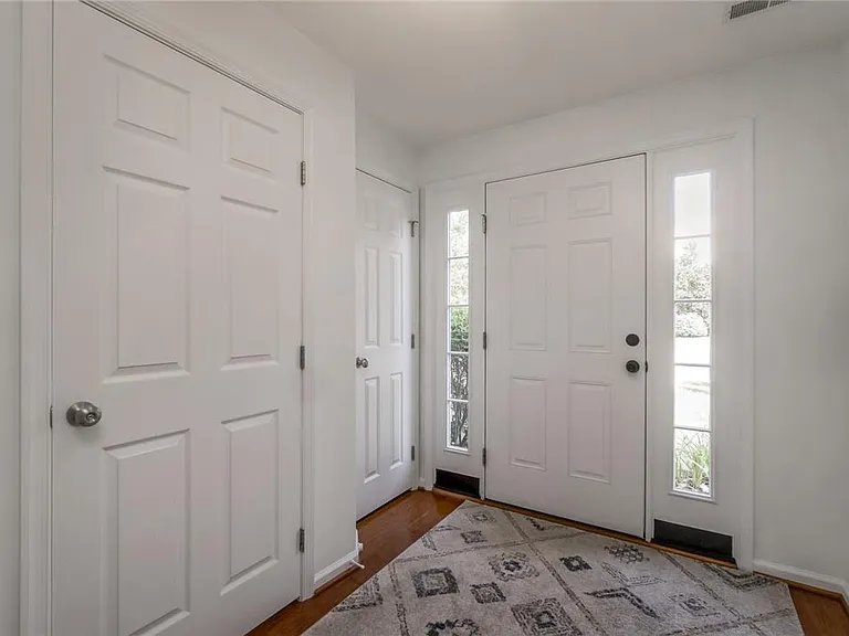 1096 Sparrow Way — Photo 4