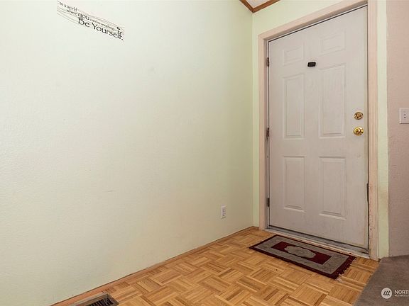 4th image of 918 NW Mahogany Lane