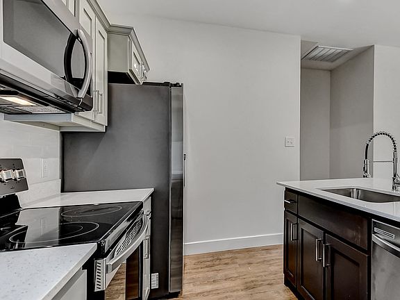 4th image of 3260 W Crawford St #301