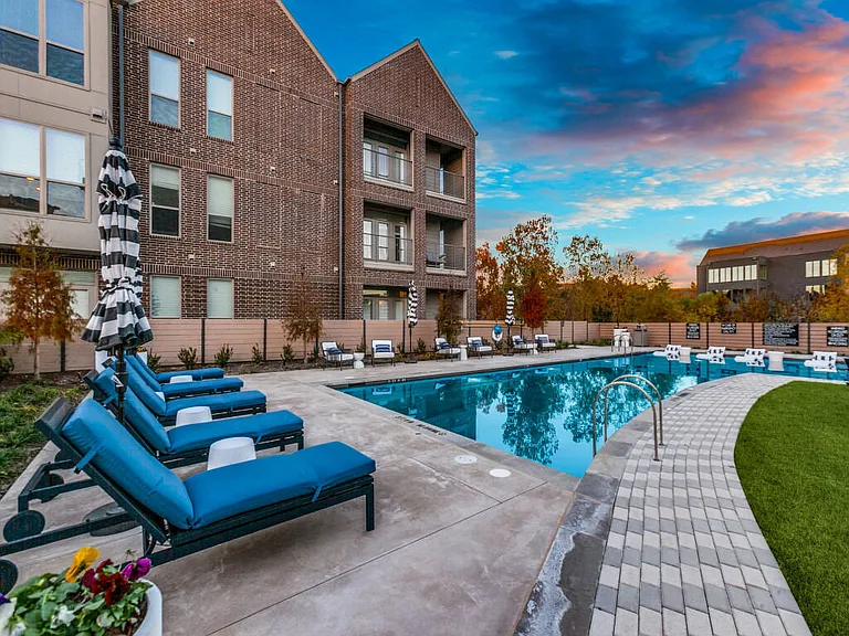 Lenox Lake Highlands — Photo 9