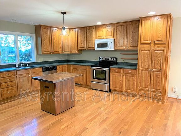 4th image of 1161 Green Holly Dr