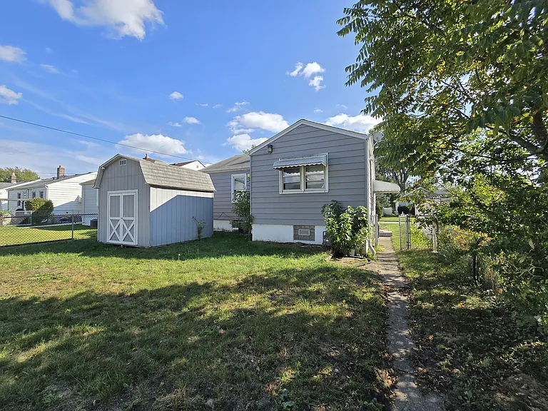 913 169th Pl — Photo 33
