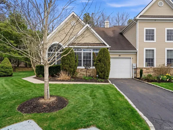 32 Eagle Circle, Bohemia, NY 11716