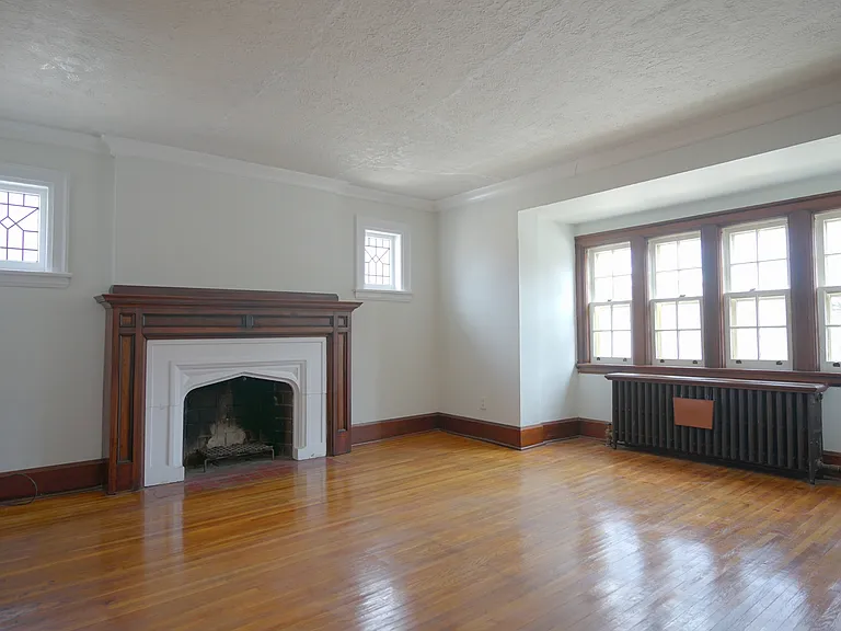 1082 Avenue Rd — Photo 4