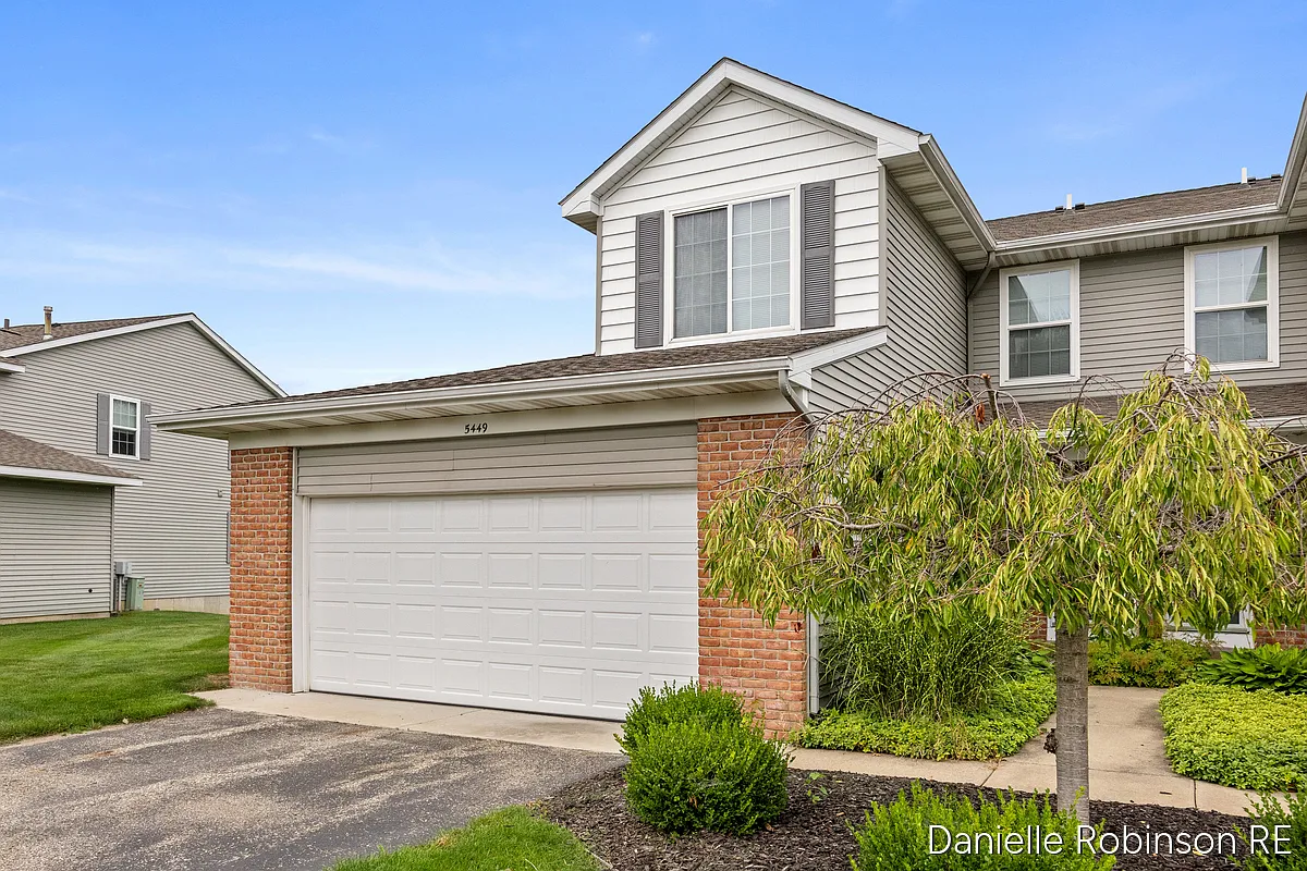 3 bed, 2.5 bath, 2215 sqft, $2,475 — Photo 2