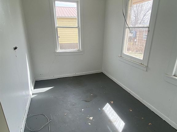 5th image of 920 E Adams Ave