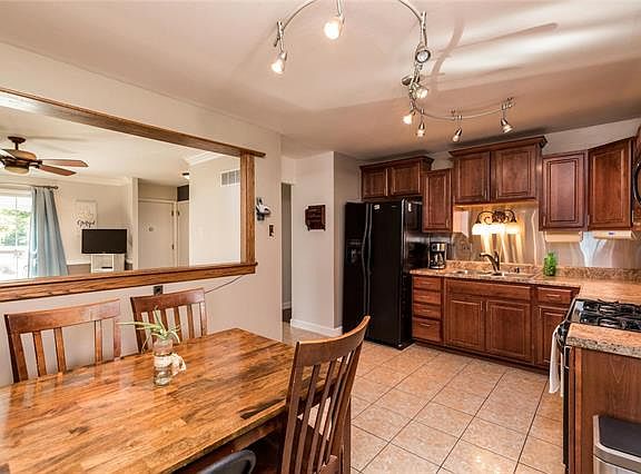 5th image of 2217 Encino Dr