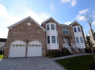 2 Freedom Cir, Monroe Township, NJ 08831