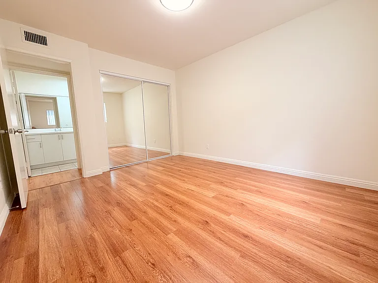 1043 Winchester Ave — Photo 12