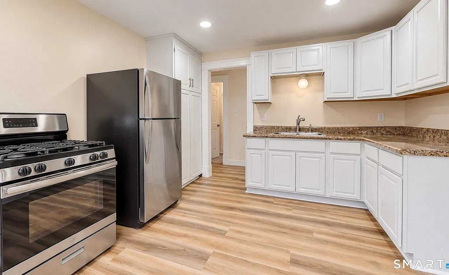 4 bed, 1.0 bath, 1300 sqft, $2,200 — Photo 3