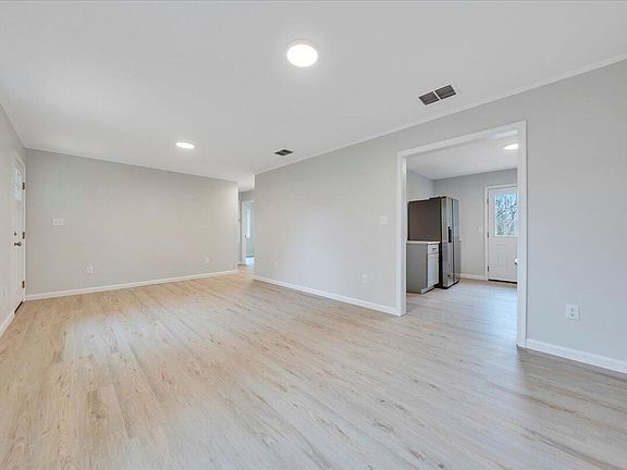 4th image of 300 Ditto Branch Ln