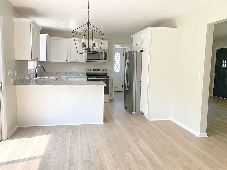1010 N Hampton Dr NE — Photo 3