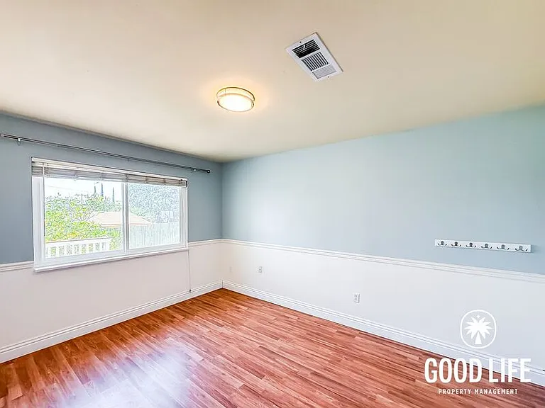 1031 Emelita St — Photo 7