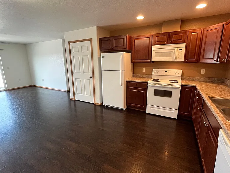 505 16th Ave NE #6 — Photo 6