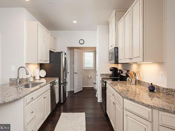 3rd image of 1777 Selvin Dr Unit D