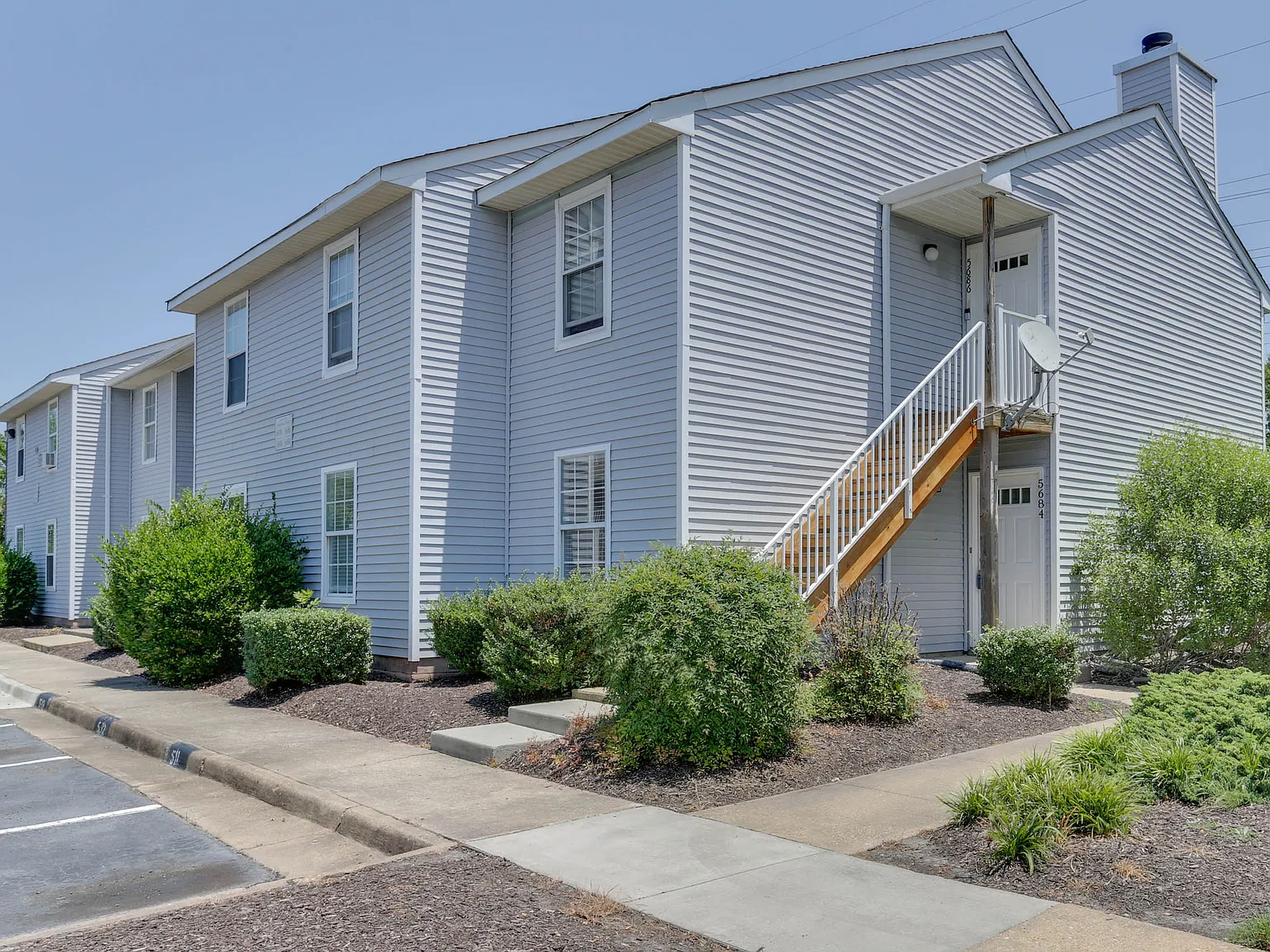 2 bed, 816 sqft, $1,750 — Photo 2