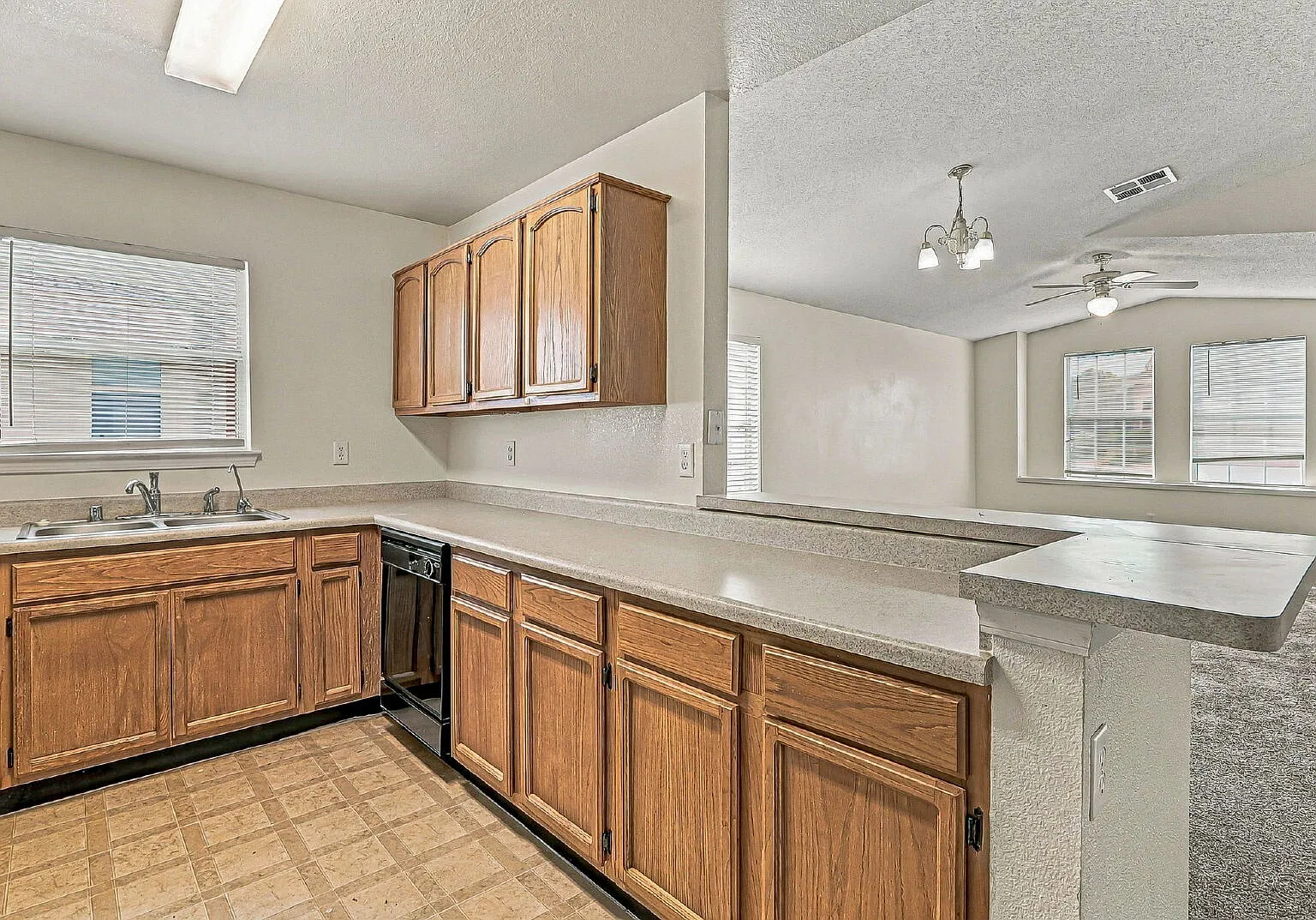3 bed, 2.0 bath, 1345 sqft, $1,495 — Photo 4