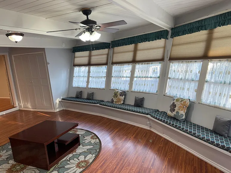 1085 Riviera Dr — Photo 32