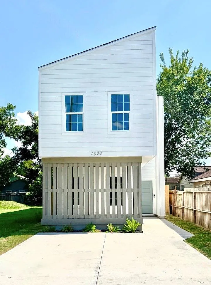 3 bed, 2.5 bath, 1650 sqft, $2,200 — Photo 1
