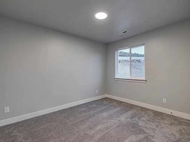 586 N Hill View Dr — Photo 9