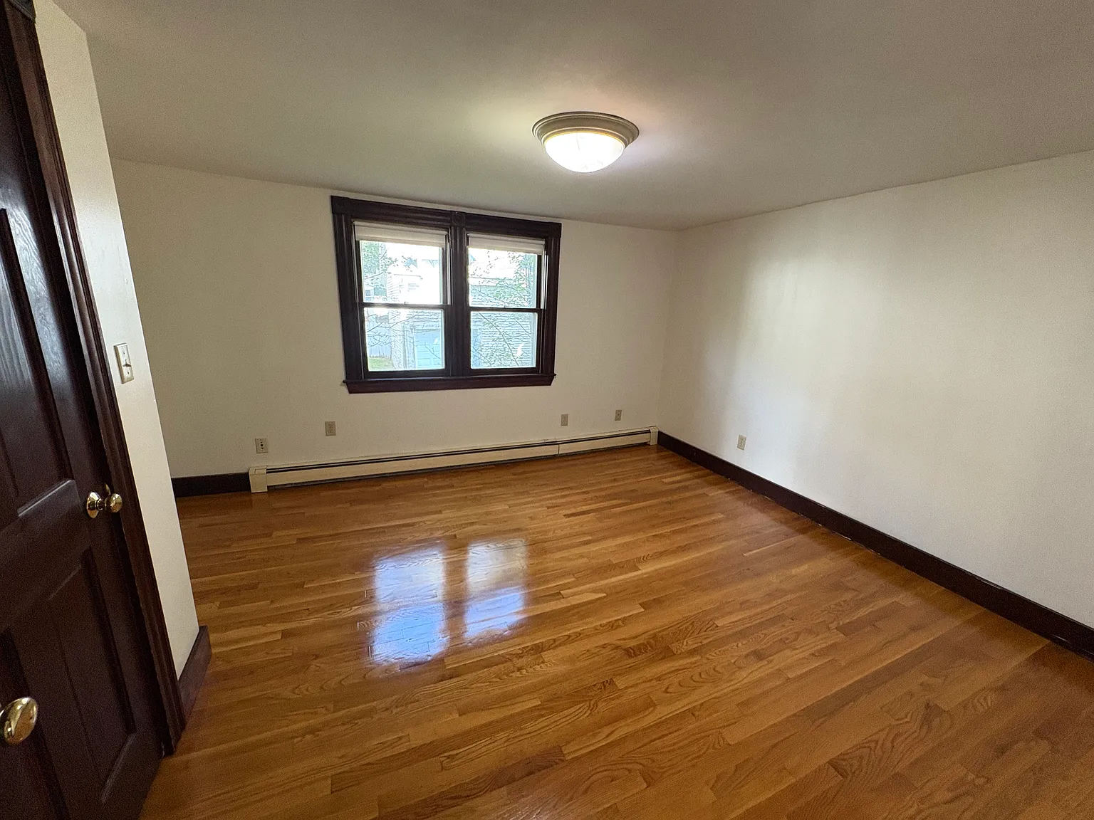 4 bed, 1.5 bath, 1300 sqft, $4,000 — Photo 4