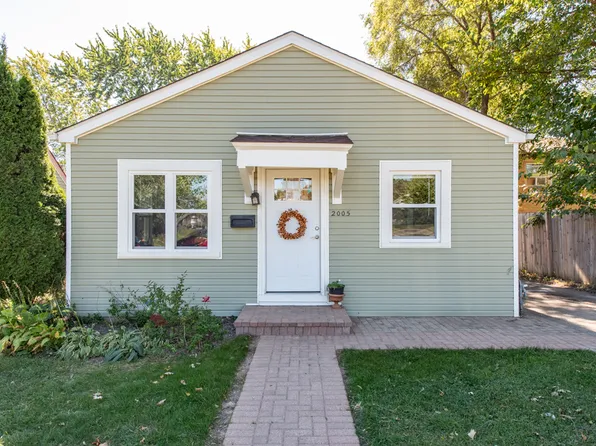 2005 9th Pkwy, Waukegan, IL 60085