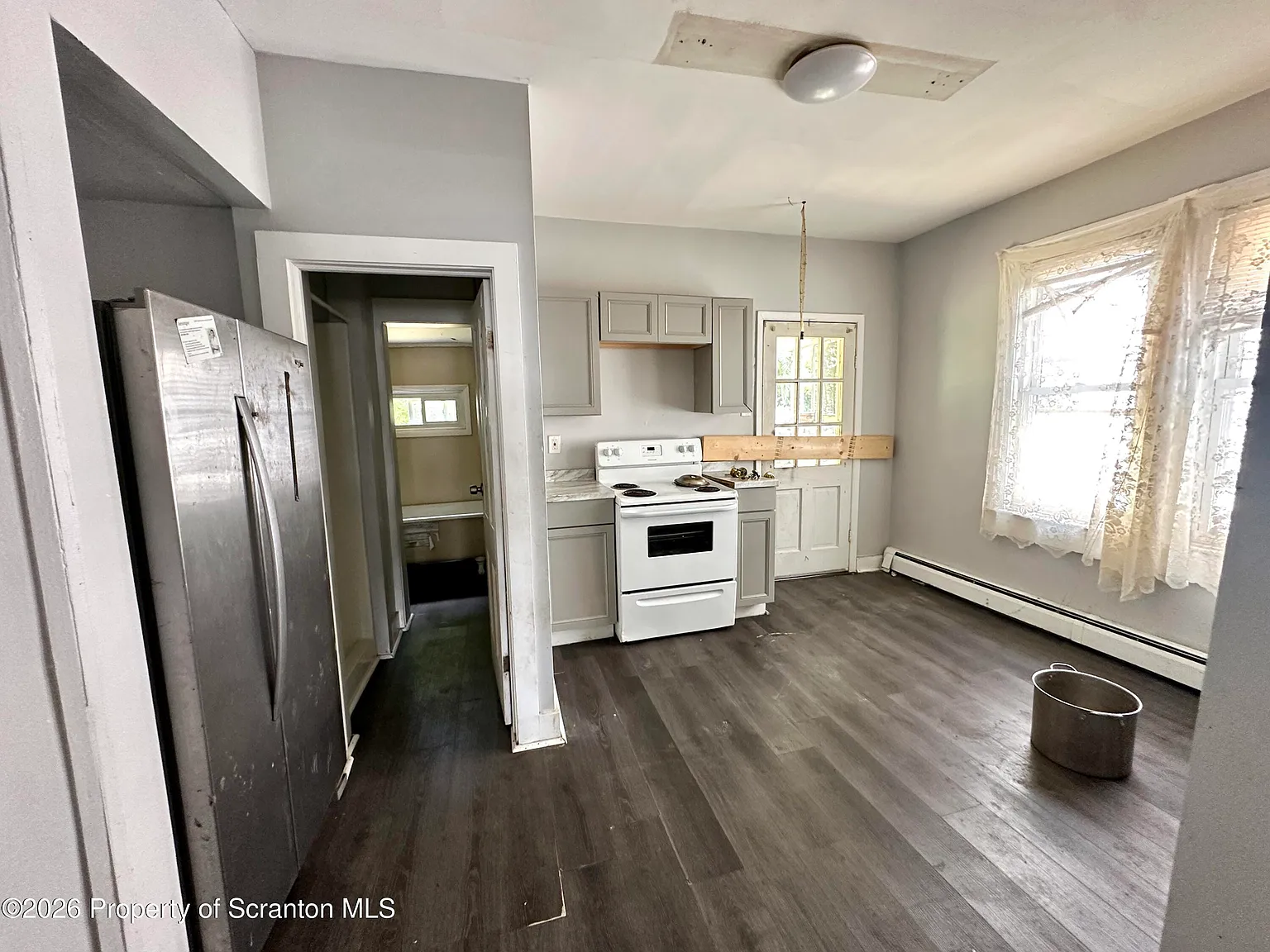 3 bed, 1.0 bath, 1130 sqft, $1,200 — Photo 2