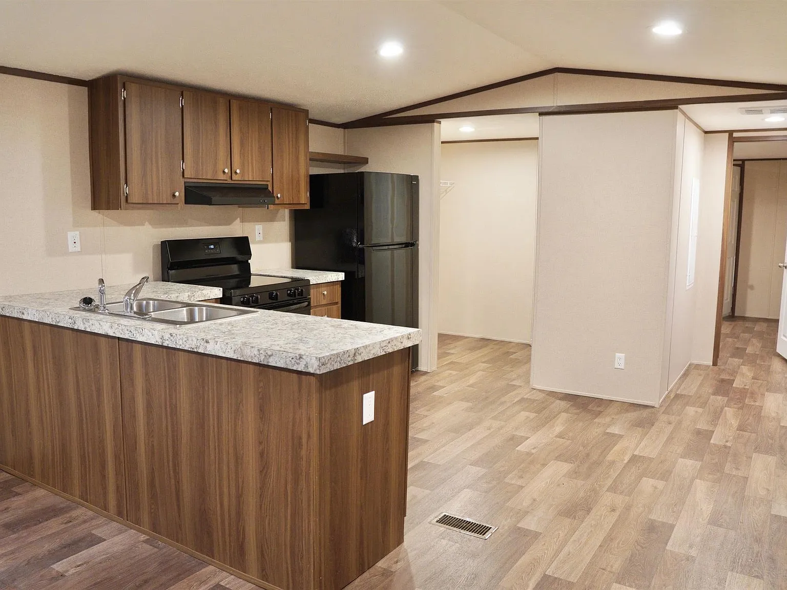 3 bed, 2.0 bath, 902 sqft, $1,350 — Photo 4