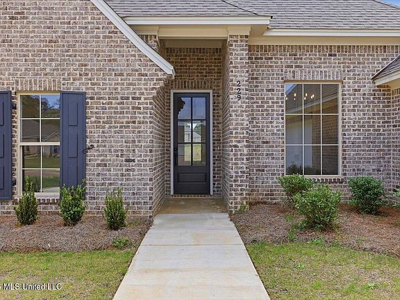 3rd image of 229 Jasmine Cove Cir